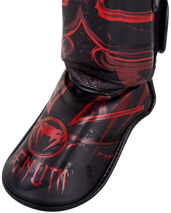 Щитки Venum Gladiator Black/Red 01325