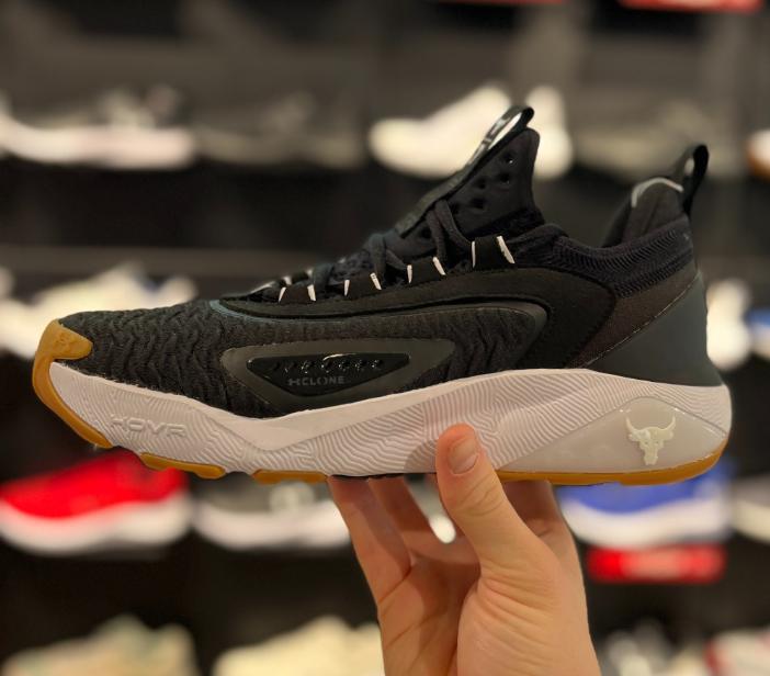 Как выбрать идеальные кроссовки для зала: выбираем Under Armour